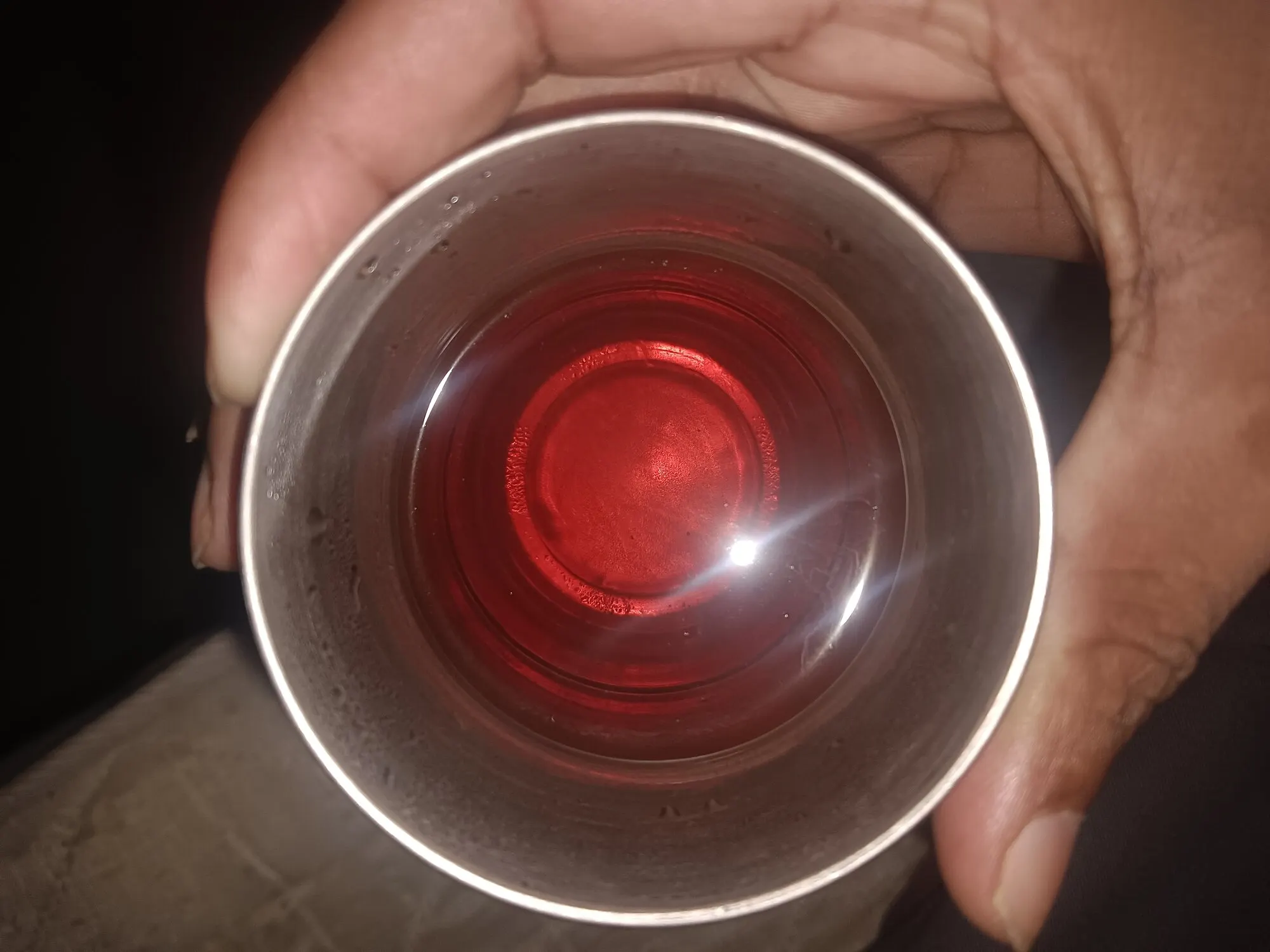يد تمسك كاسة شاهي من فوق