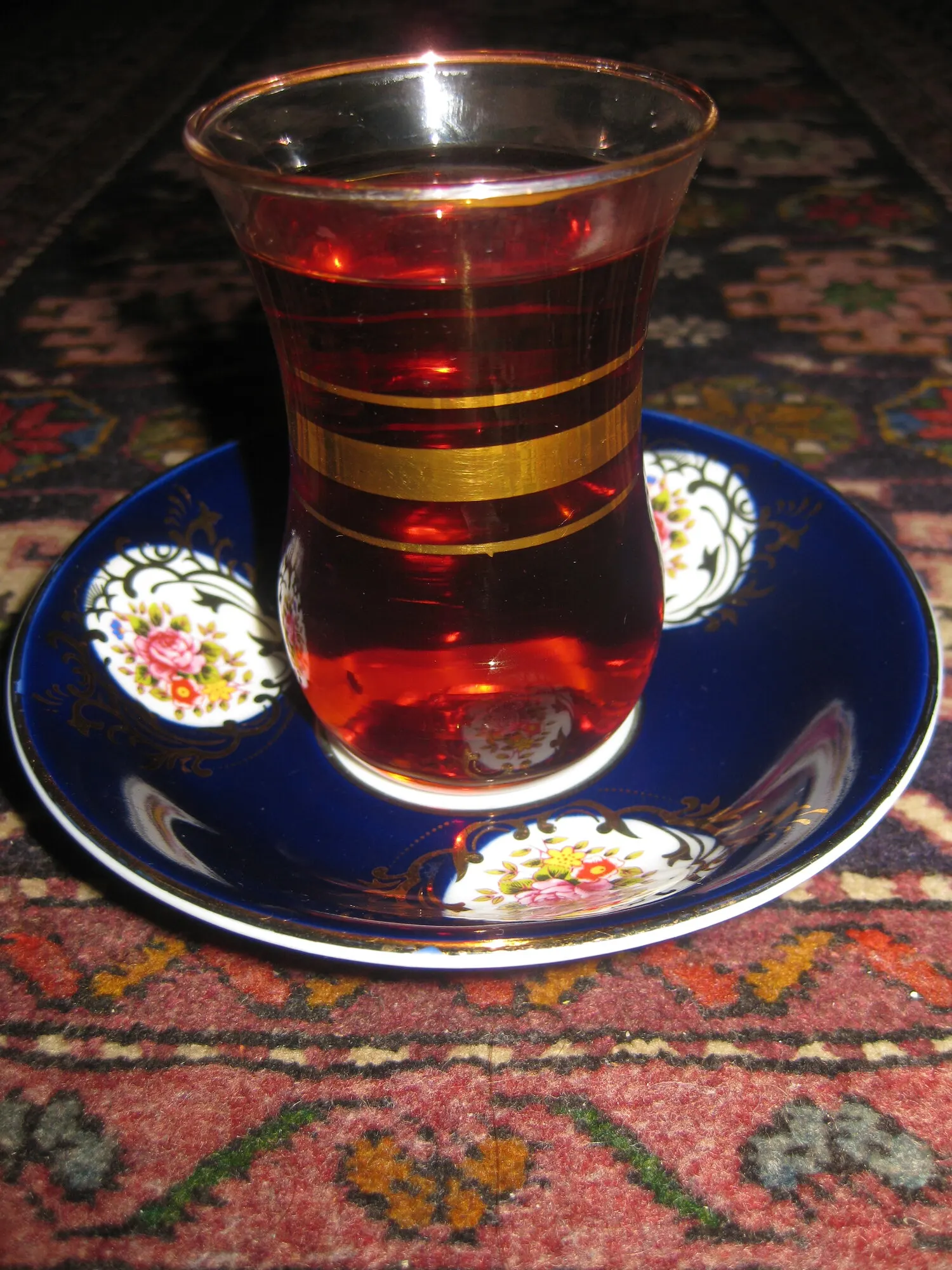 كاسة شاهي بحافة ذهبية على صحن